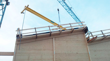 Montage zweier Brückenkrane